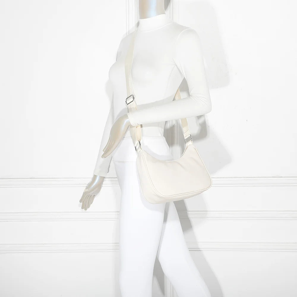 Sac Redy beige porté à l’épaule par une femme, bandoulière réglable – réf. R-1956