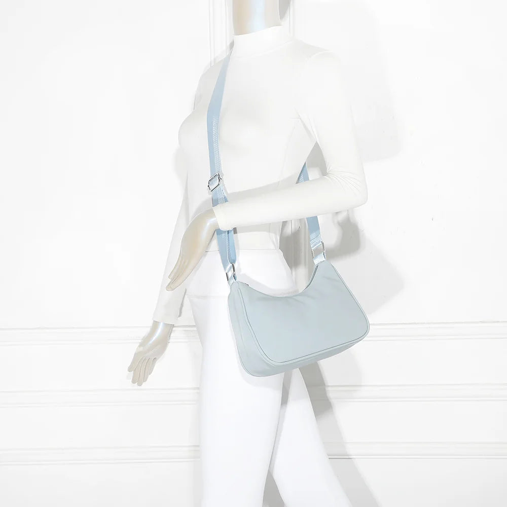 Sac Redy bleu clair porté à l’épaule par une femme, bandoulière réglable – réf. R-1956