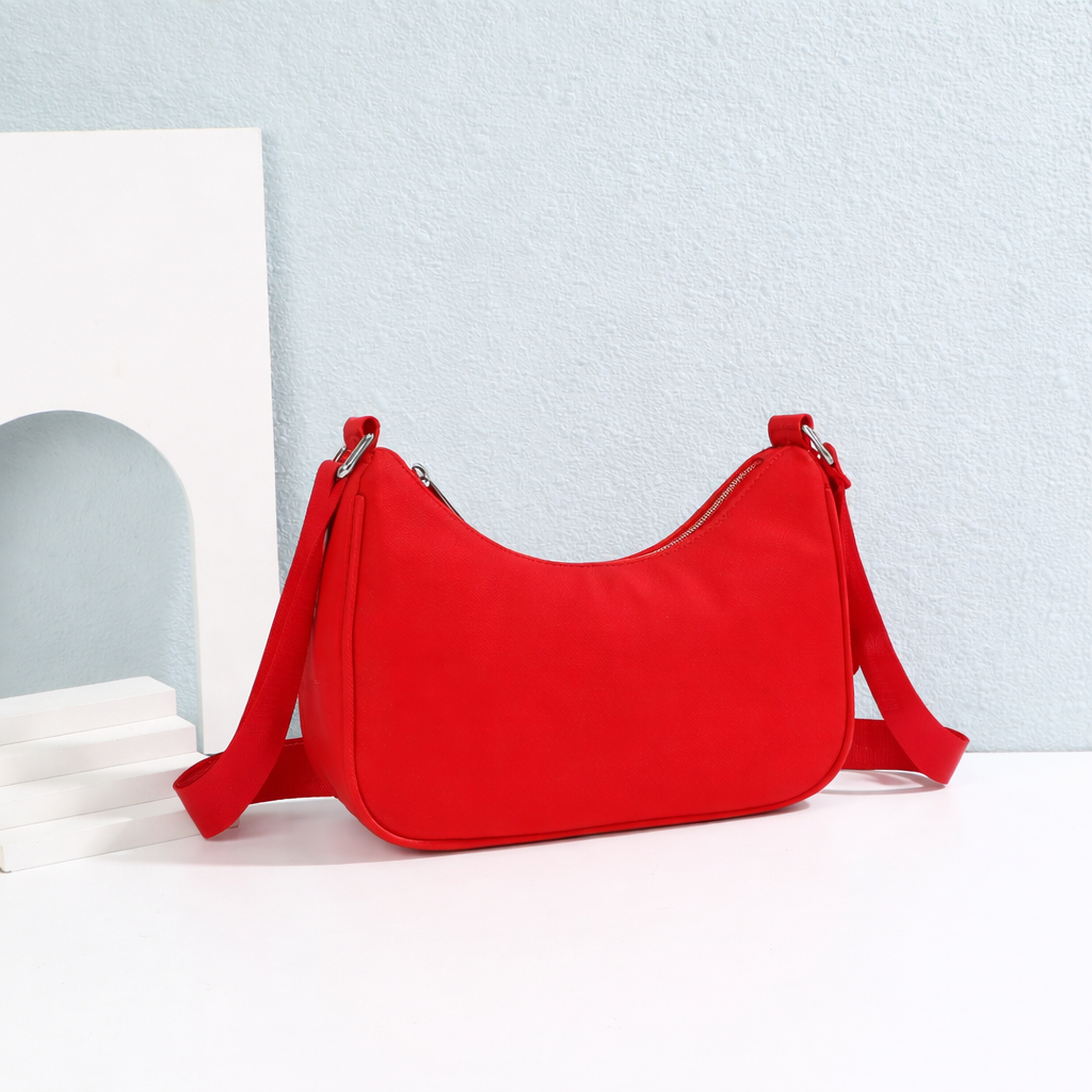 Sac bandoulière Redy rouge dans une mise en scène d’ambiance – visuel d’ambiance créé avec l’IA – Gallantry Paris