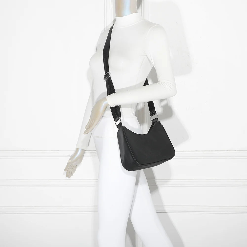 Sac Redy noir porté à l’épaule par une femme, bandoulière réglable – réf. R-1956