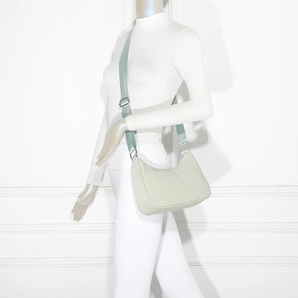 Sac Redy vert clair porté à l’épaule par une femme, bandoulière réglable – réf. R-1956