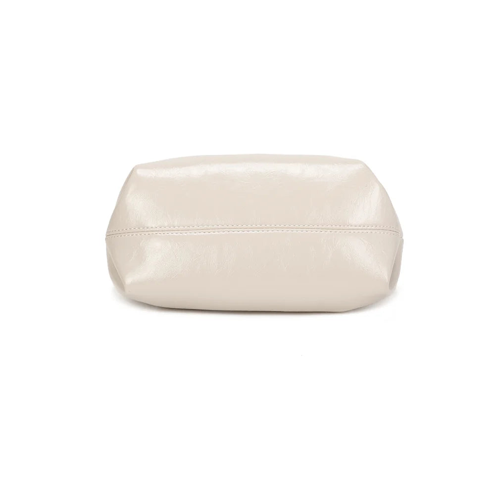 Dessous du Romy beige : base de 25 × 12 cm en synthétique brillant, assortie au reste du sac – réf. A-9156
