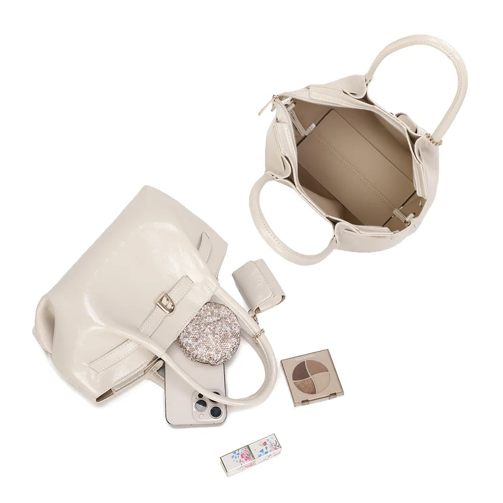 Intérieur du Romy beige : grand compartiment, poche zippée et poches plates pour le téléphone – réf. A-9156