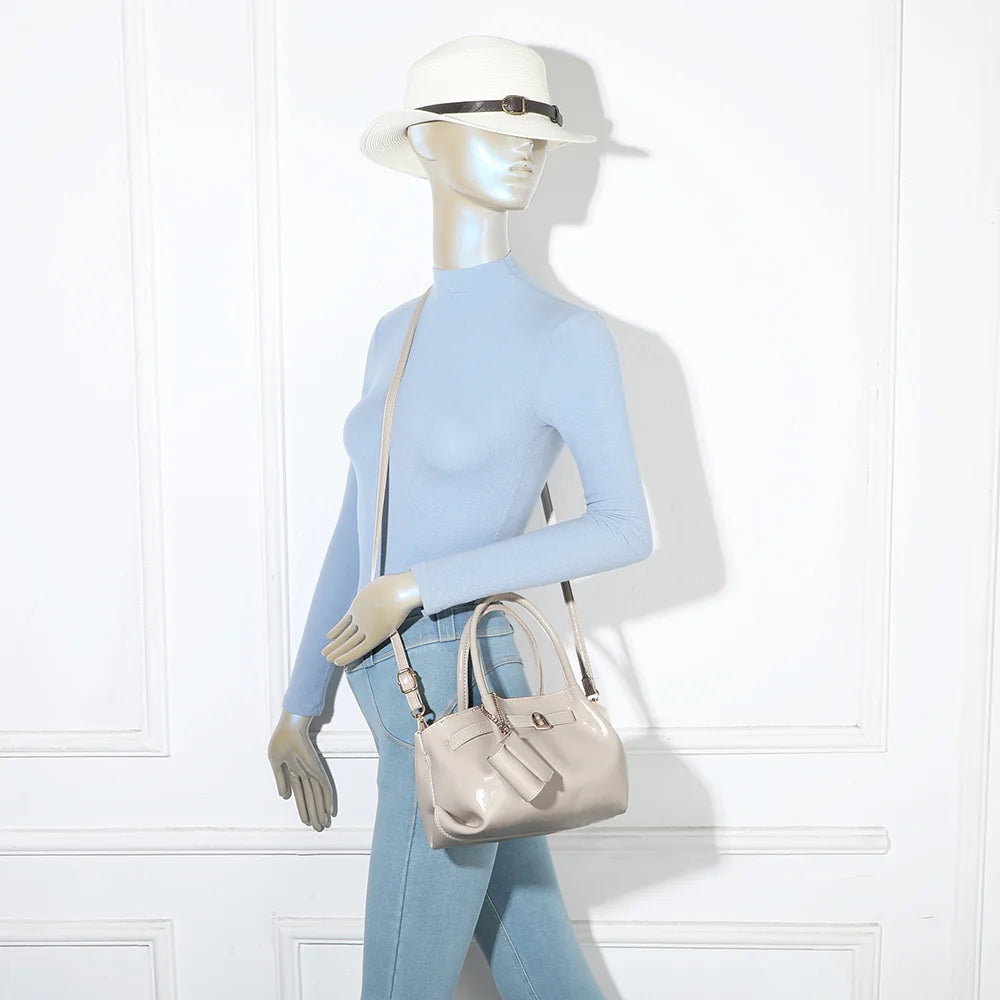 Sac Romy beige porté par une femme, à la main ou à l’épaule, dans un format compact de 25 cm – réf. A-9156