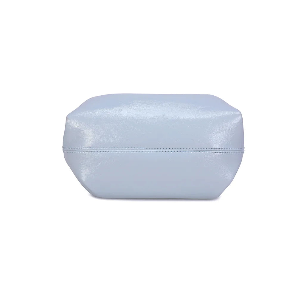 Dessous du Romy bleu clair : base de 25 × 12 cm en synthétique brillant, assortie au reste du sac – réf. A-9156