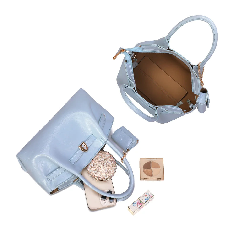 Intérieur du Romy bleu clair : grand compartiment, poche zippée et poches plates pour le téléphone – réf. A-9156