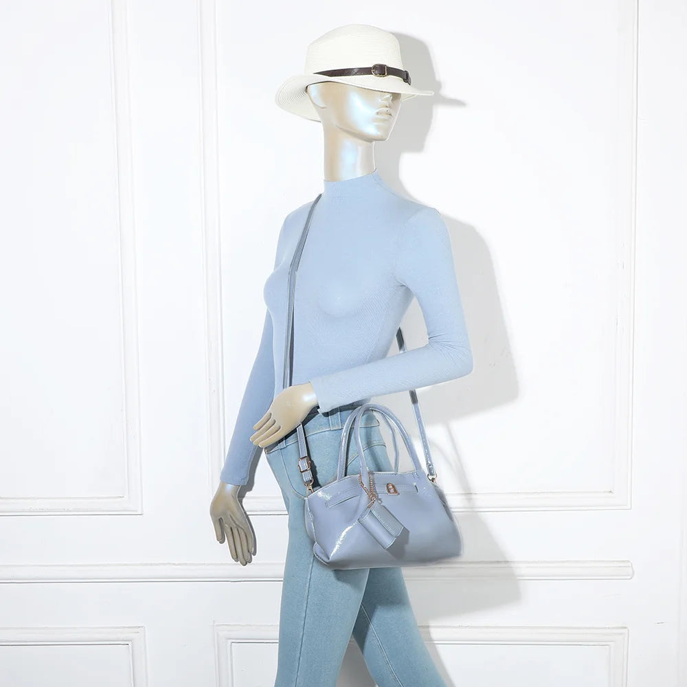 Sac Romy bleu clair porté par une femme, à la main ou à l’épaule, dans un format compact de 25 cm – réf. A-9156