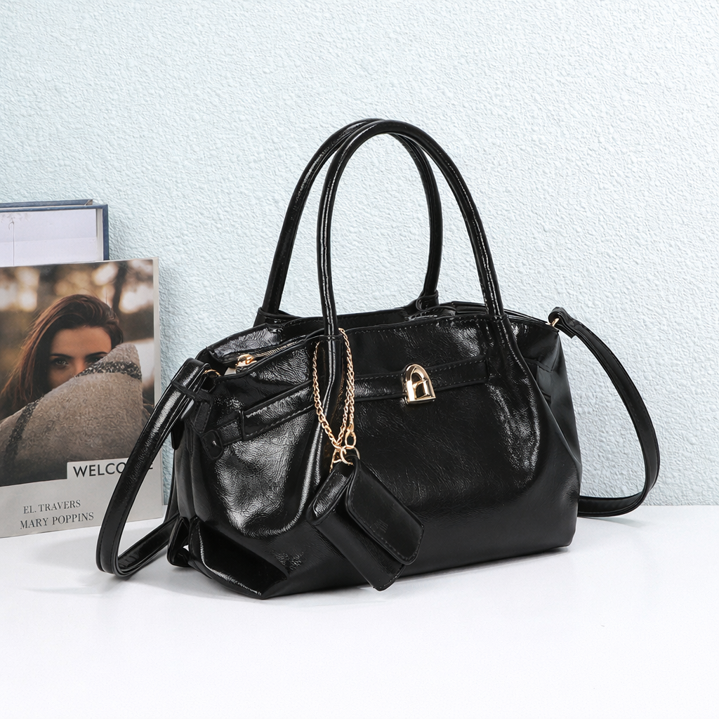 Sac à main Romy noir brillant avec cadenas décoratif mis en scène – visuel d’ambiance créé avec l’IA – Gallantry Paris
