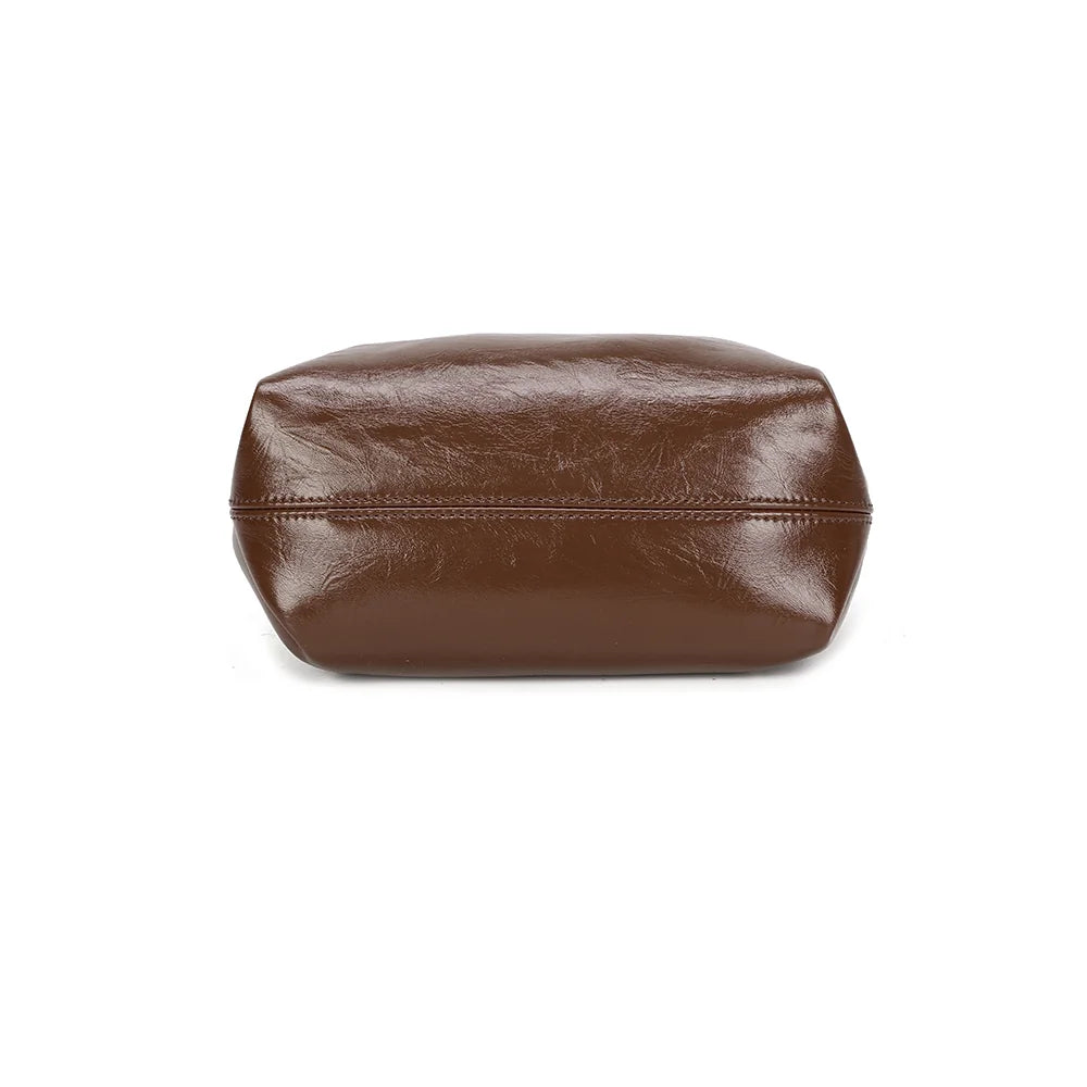 Dessous du Romy marron : base de 25 × 12 cm en synthétique brillant, assortie au reste du sac – réf. A-9156