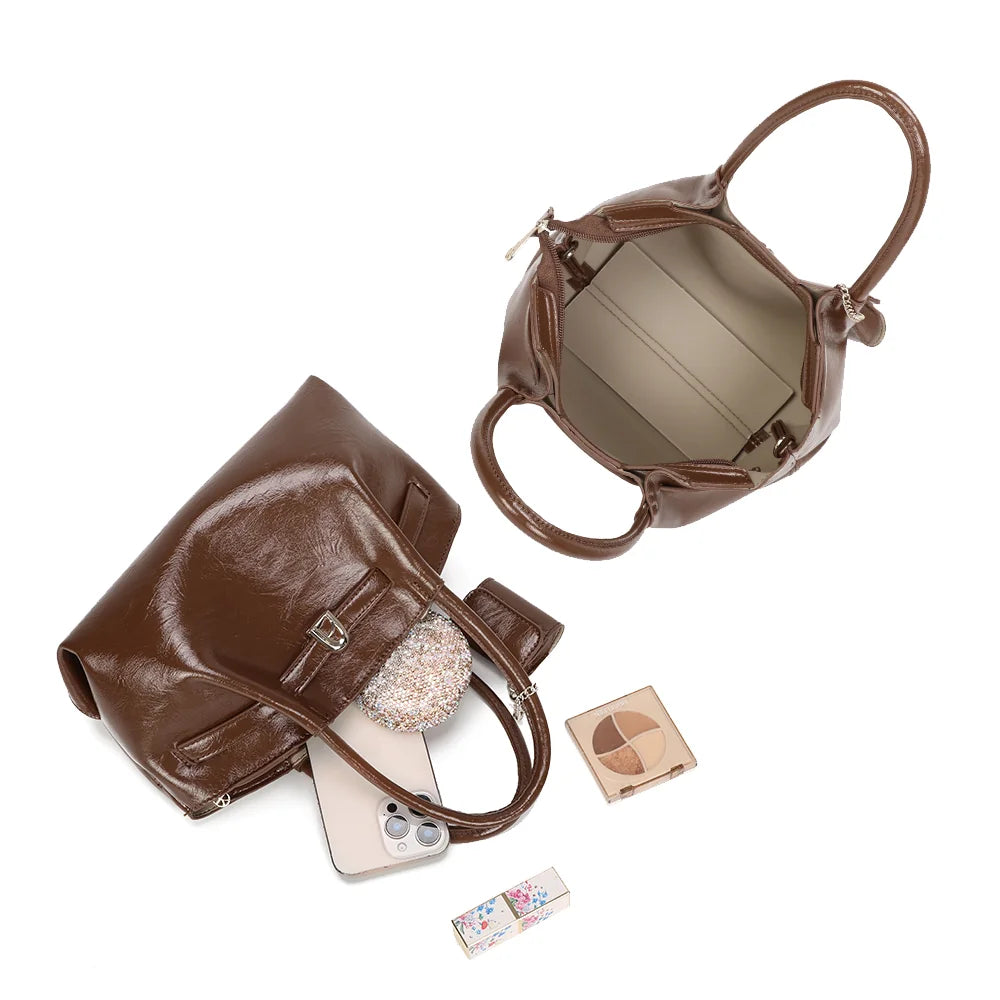 Intérieur du Romy marron : grand compartiment, poche zippée et poches plates pour le téléphone – réf. A-9156