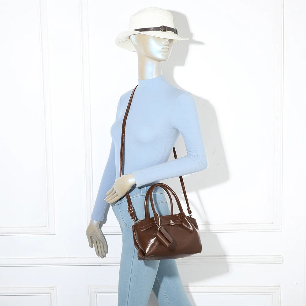 Sac Romy marron porté par une femme, à la main ou à l’épaule, dans un format compact de 25 cm – réf. A-9156