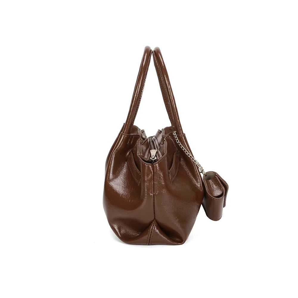 Profil du Romy marron : côtés souples froncés et 12 cm de profondeur pour les essentiels du jour – réf. A-9156
