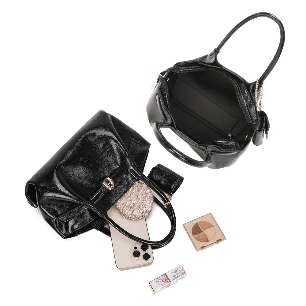 Intérieur du Romy noir : grand compartiment, poche zippée et poches plates pour le téléphone – réf. A-9156