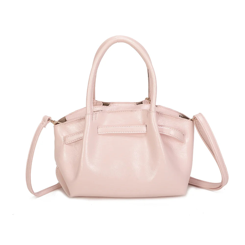 Dos du Romy rose : surface synthétique lisse et brillante, anses arrondies fixées de chaque côté – réf. A-9156