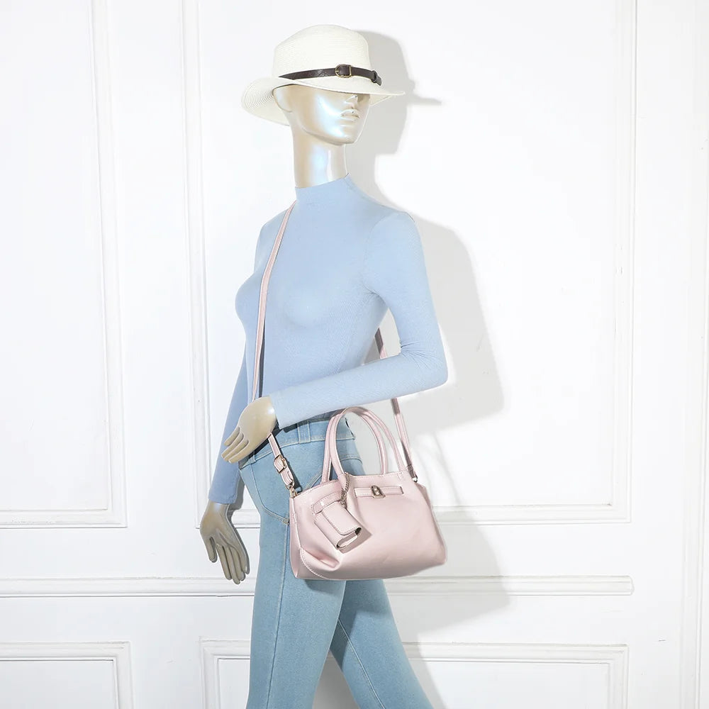 Sac Romy rose porté par une femme, à la main ou à l’épaule, dans un format compact de 25 cm – réf. A-9156