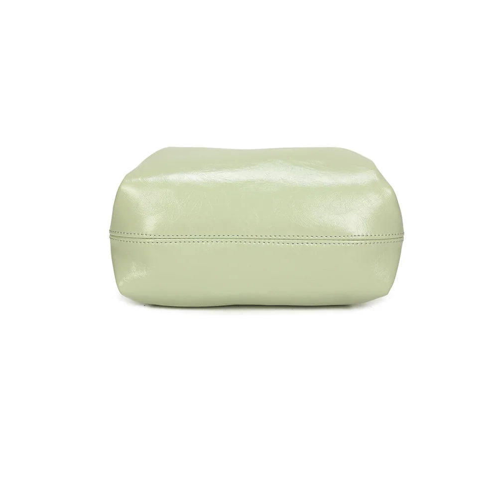 Dessous du Romy vert clair : base de 25 × 12 cm en synthétique brillant, assortie au reste du sac – réf. A-9156