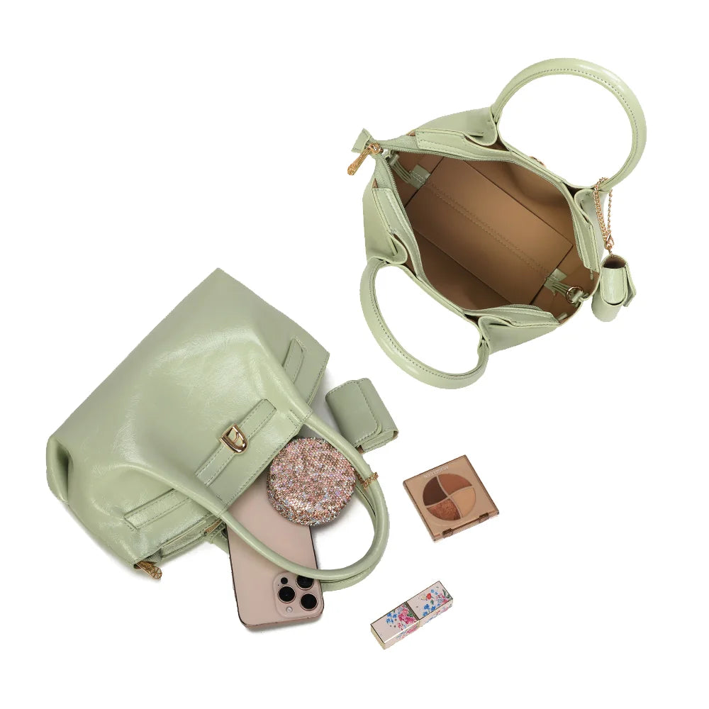Intérieur du Romy vert clair : grand compartiment, poche zippée et poches plates pour le téléphone – réf. A-9156
