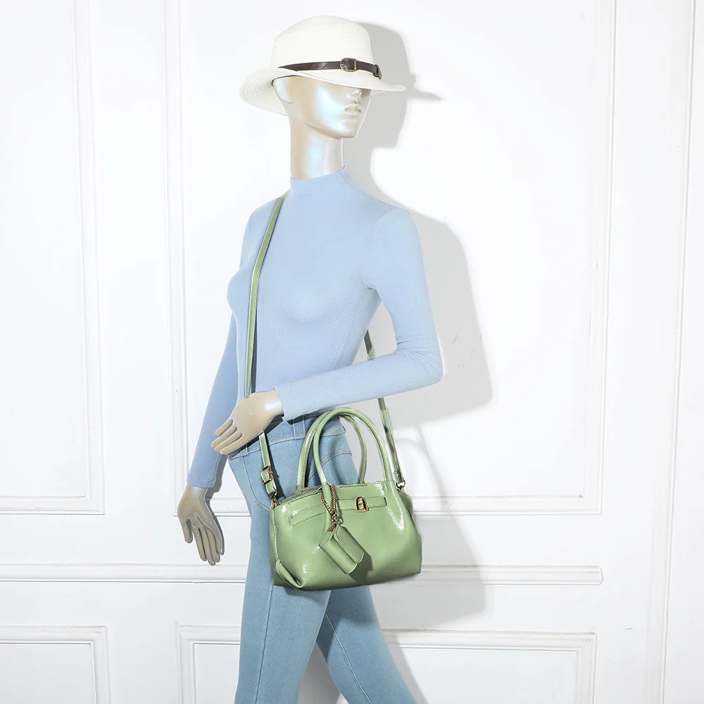 Sac Romy vert clair porté par une femme, à la main ou à l’épaule, dans un format compact de 25 cm – réf. A-9156