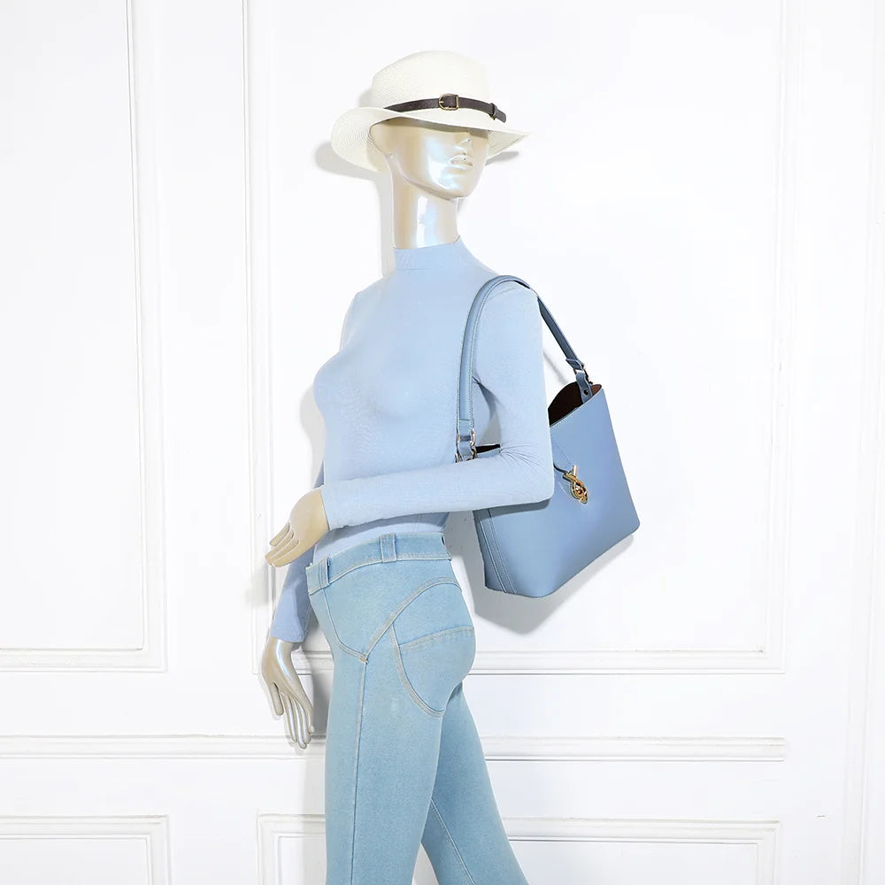 Sac seau Roséa bleu clair porté par une femme, à l’épaule ou en bandoulière réglable – réf. DQ-23005