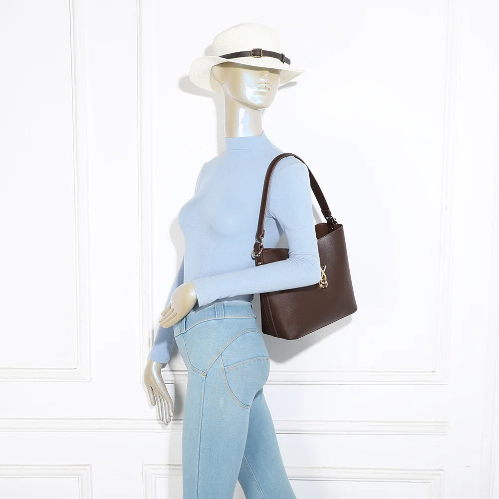 Sac seau Roséa café porté par une femme, à l’épaule ou en bandoulière réglable – réf. DQ-23005