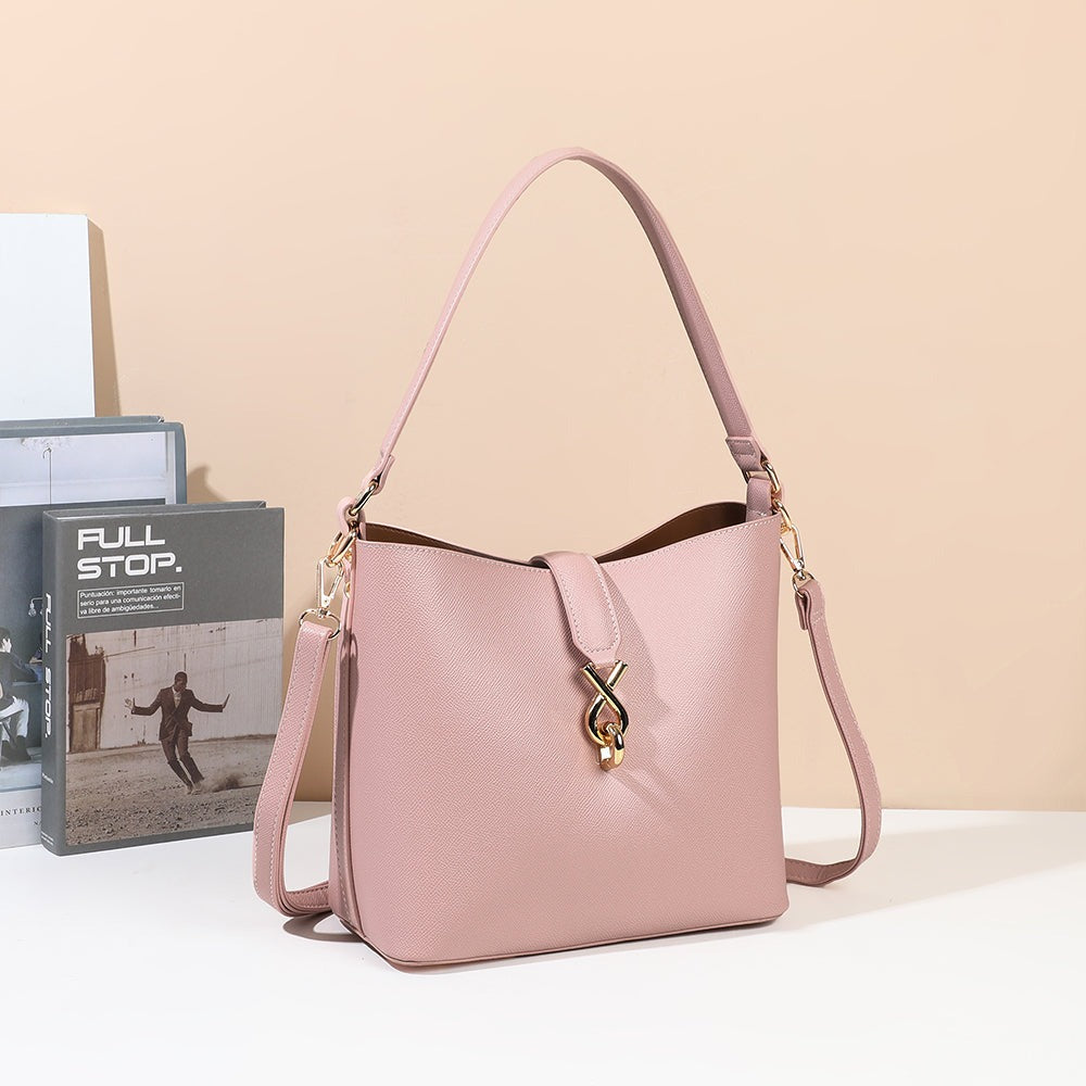 Sac seau Roséa rose au fermoir bijou doré mis en scène dans un décor – visuel d’ambiance créé avec l’IA – Gallantry Paris