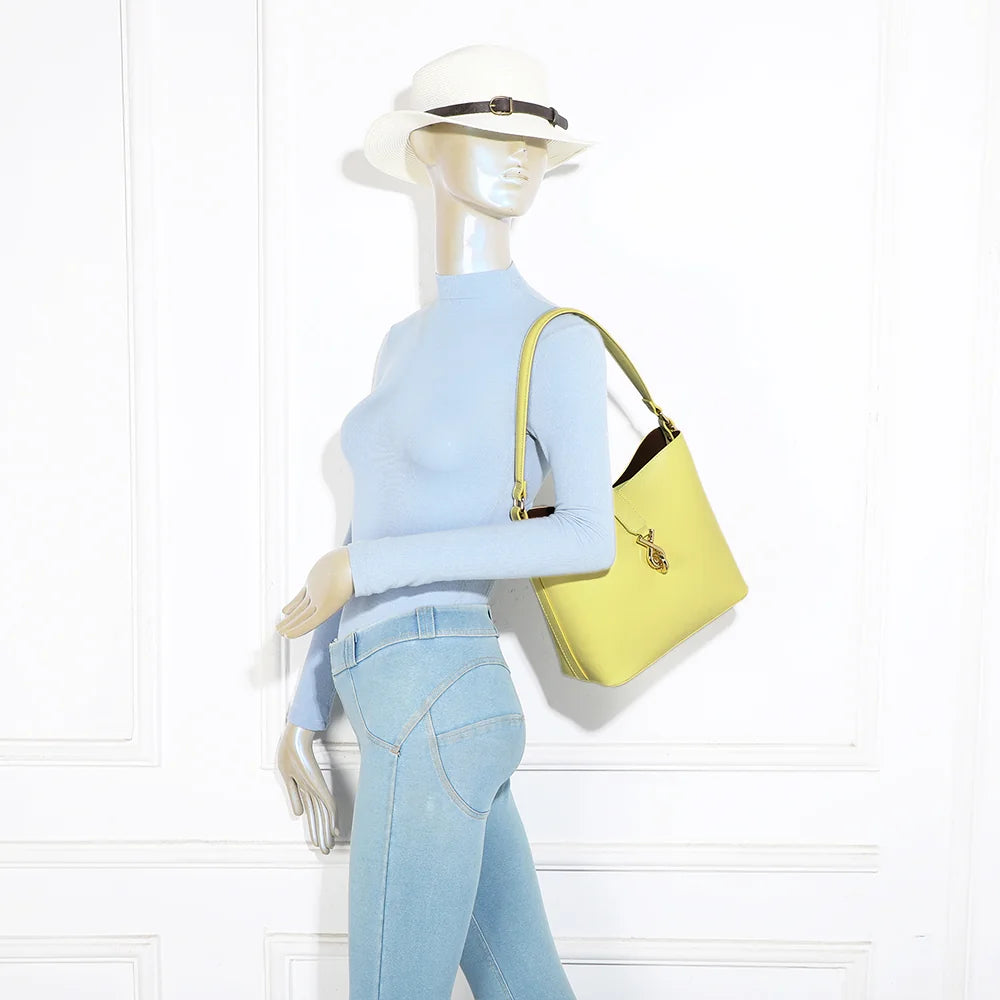 Sac seau Roséa jaune porté par une femme, à l’épaule ou en bandoulière réglable – réf. DQ-23005