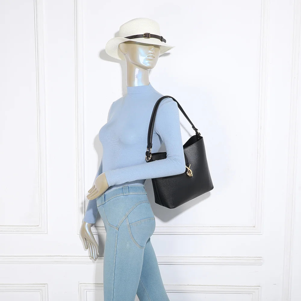 Sac seau Roséa noir porté par une femme, à l’épaule ou en bandoulière réglable – réf. DQ-23005