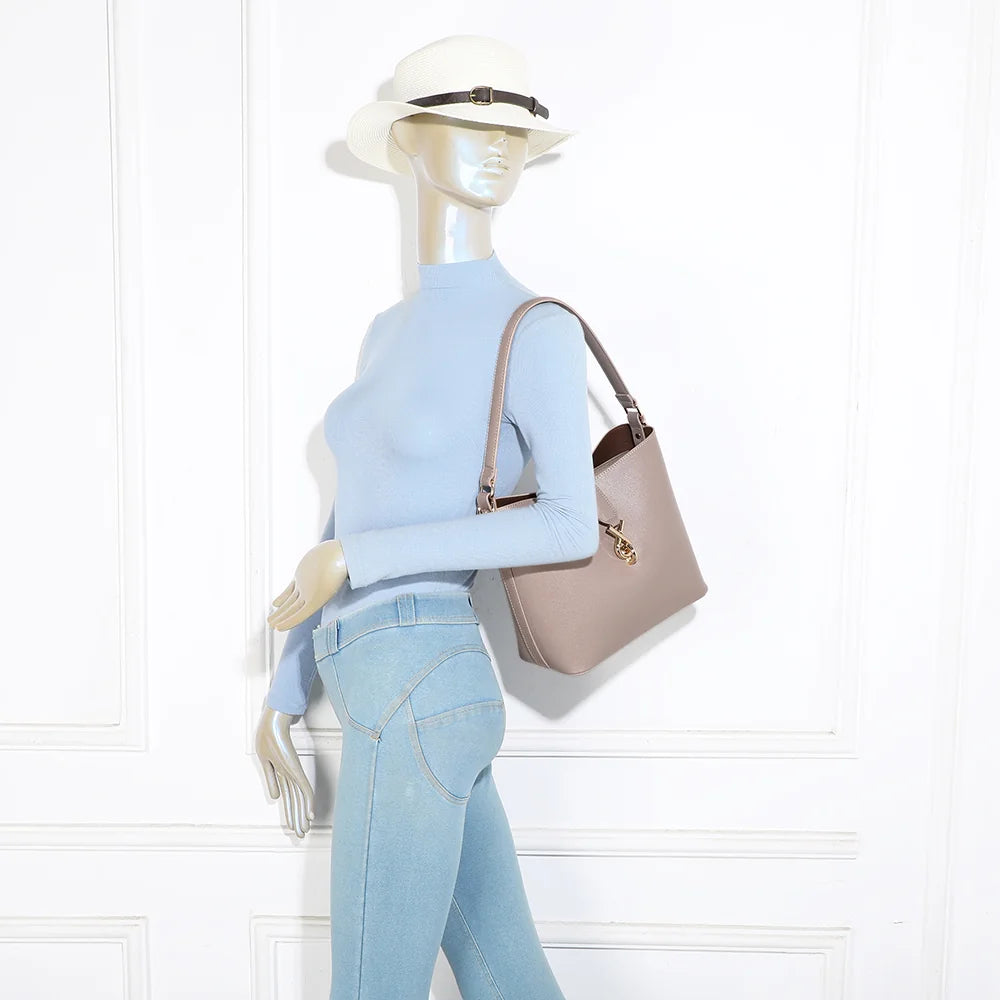 Sac seau Roséa taupe porté par une femme, à l’épaule ou en bandoulière réglable – réf. DQ-23005