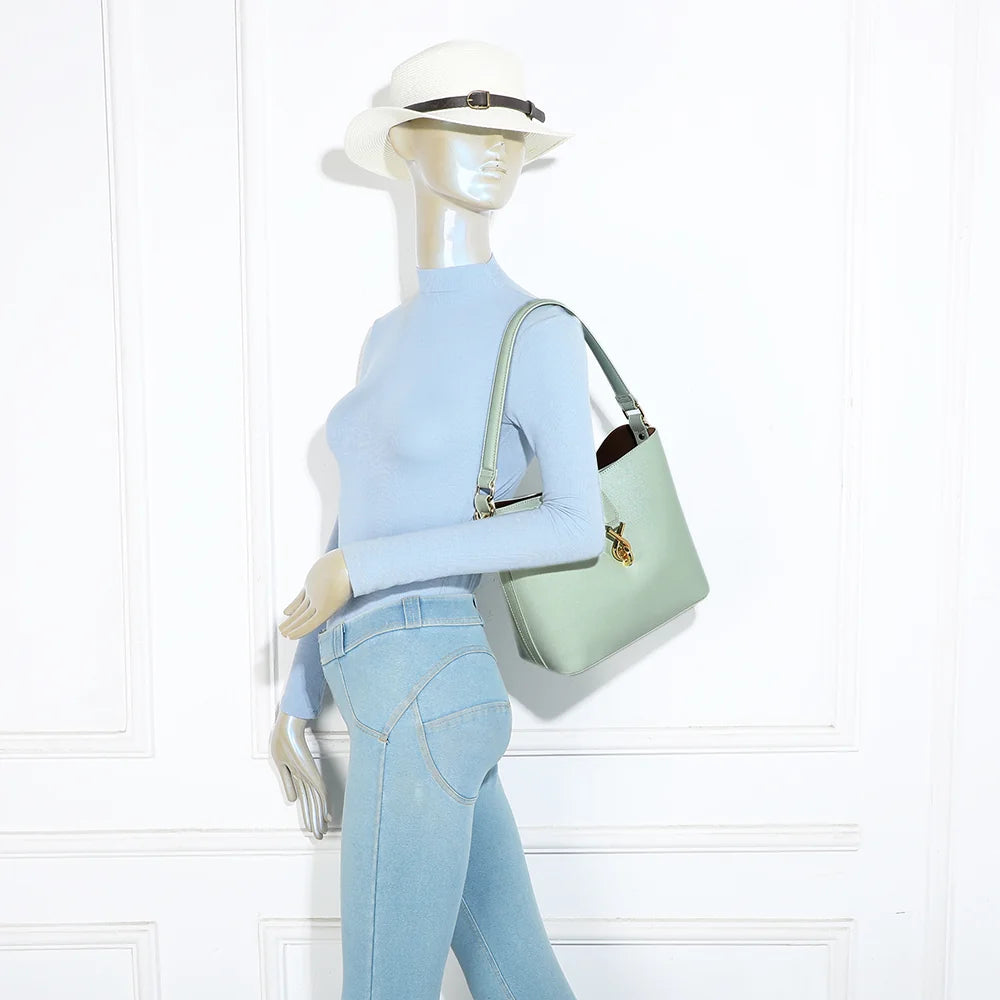 Sac seau Roséa vert clair porté par une femme, à l’épaule ou en bandoulière réglable – réf. DQ-23005