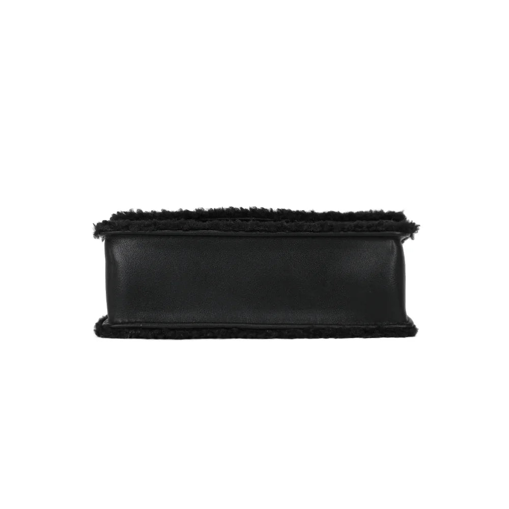 Dessous du Rosino-Fluffy noir, un format compact de 22 × 8 cm facile à glisser partout – réf. C-0167-4