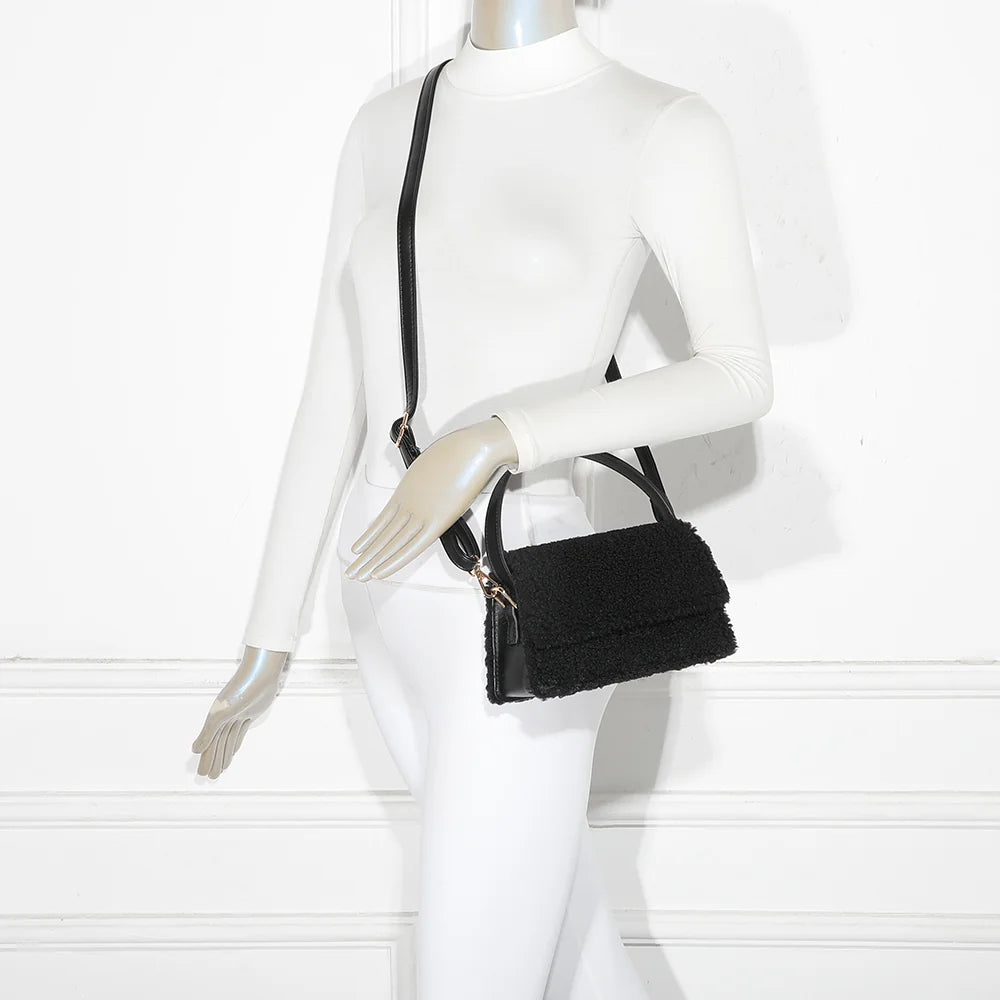 Rosino-Fluffy noir porté par une femme, un sac à main pelucheux à l’anse courte, facile à associer – réf. C-0167-4