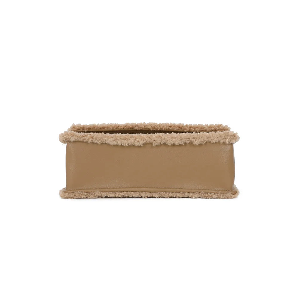 Dessous du Rosino-Fluffy taupe foncé, un format compact de 22 × 8 cm facile à glisser partout – réf. C-0167-4