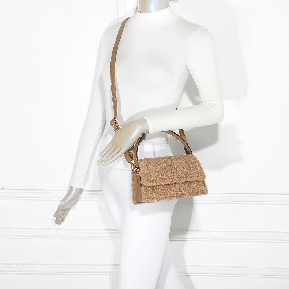 Rosino-Fluffy taupe foncé porté par une femme, un sac à main pelucheux à l’anse courte, facile à associer – réf. C-0167-4