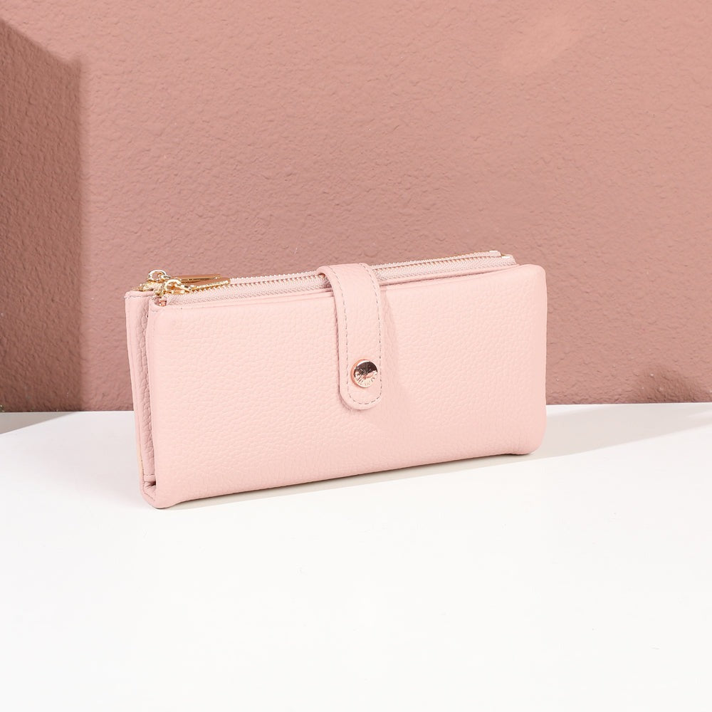 Portefeuille Rosy Chic rose en simili cuir grainé mis en scène dans un décor – visuel d’ambiance créé avec l’IA – Gallantry Paris
