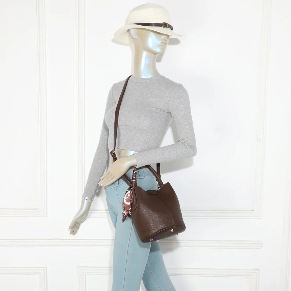 Sac Ruban Chic café porté par une femme, à la main par son anse ornée d’un foulard – réf. KJ-62087