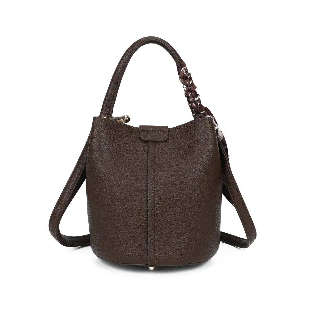 Ruban Chic café de trois quarts : silhouette seau arrondie et patte surpiquée en façade – réf. KJ-62087