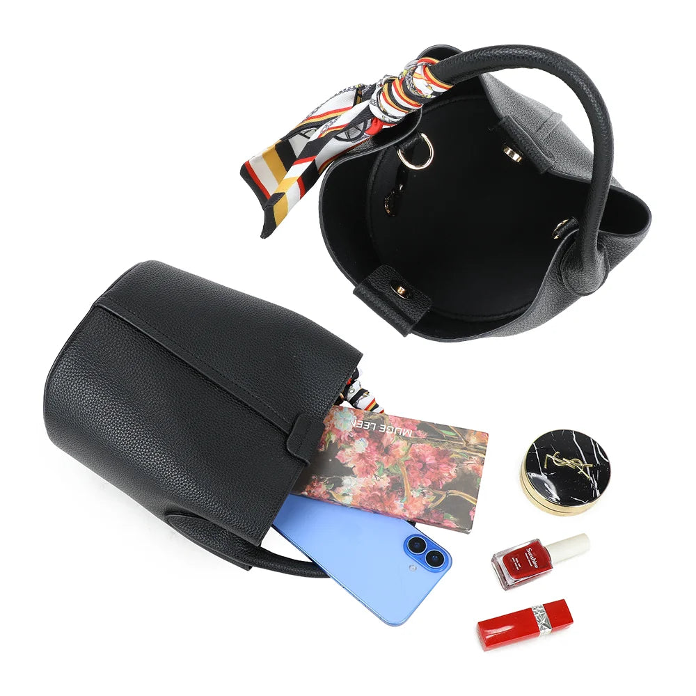 Intérieur du Ruban Chic noir : un compartiment principal pour smartphone et petits essentiels – réf. KJ-62087