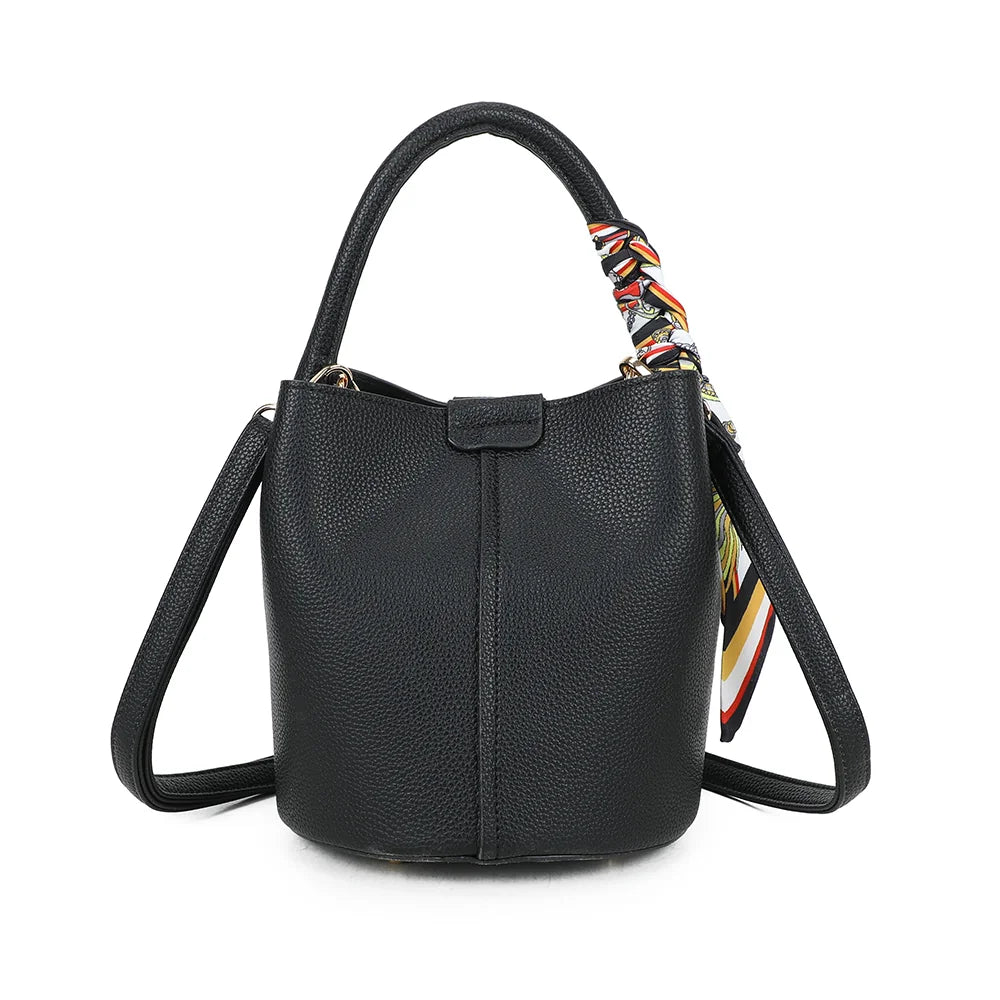 Ruban Chic noir de trois quarts : silhouette seau arrondie et patte surpiquée en façade – réf. KJ-62087