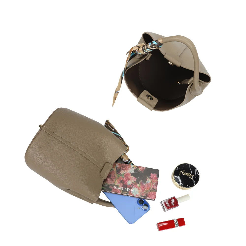 Intérieur du Ruban Chic taupe foncé : un compartiment principal pour smartphone et petits essentiels – réf. KJ-62087