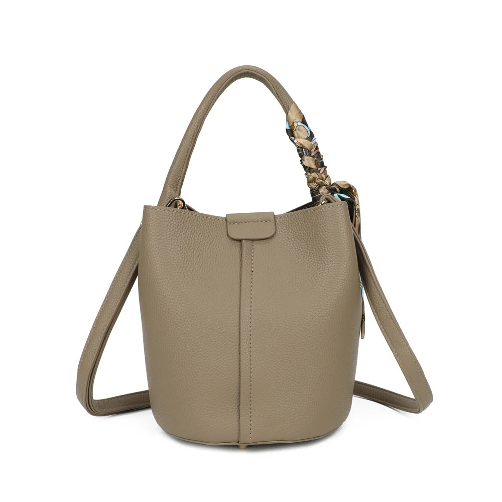 Ruban Chic taupe foncé de trois quarts : silhouette seau arrondie et patte surpiquée en façade – réf. KJ-62087