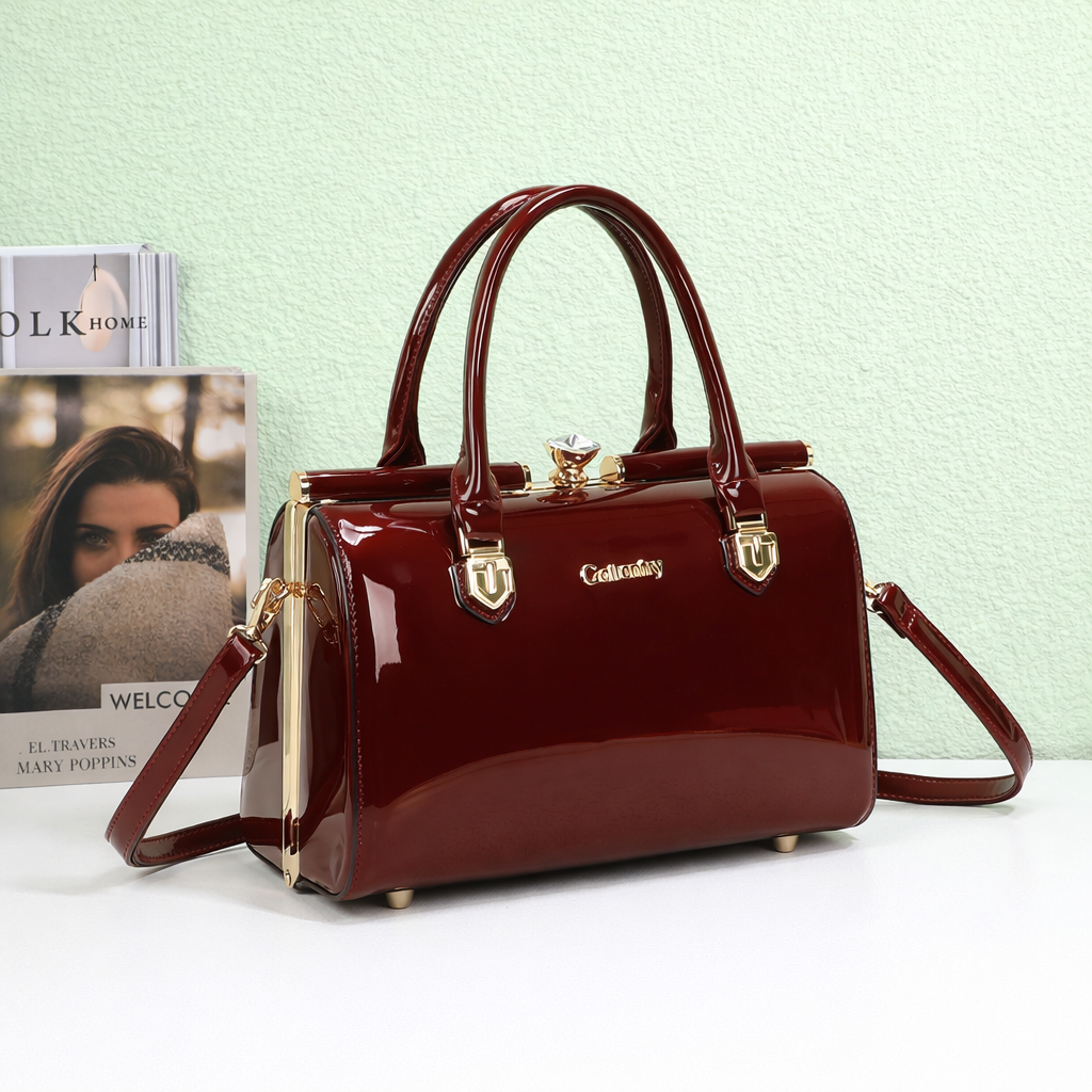 Sac à main Rubina rouge foncé verni aux détails dorés dans un décor – visuel d’ambiance créé avec l’IA – Gallantry Paris