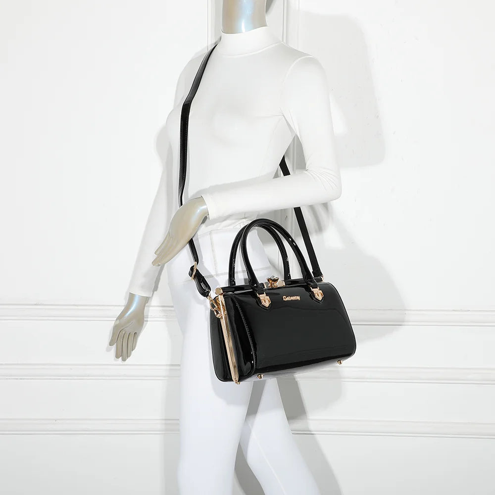Sac Rubina noir porté par une femme, à la main ou avec sa bandoulière amovible – réf. R-1714-1