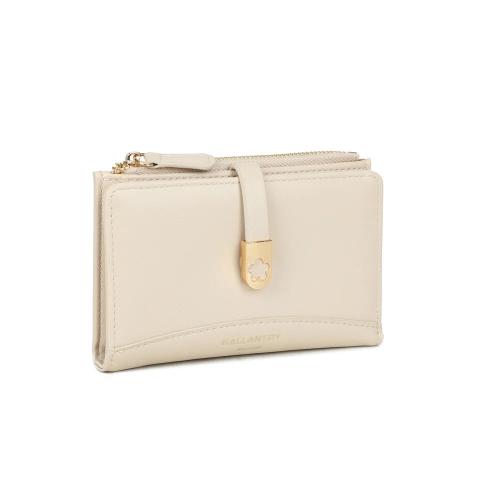 Portefeuille Ruby beige de trois quarts : patte à fermoir fleur doré et zip sur le dessus – réf. SF-69057
