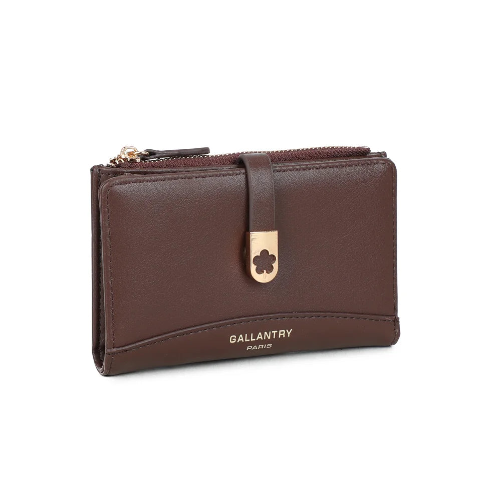 Portefeuille Ruby café de trois quarts : patte à fermoir fleur doré et zip sur le dessus – réf. SF-69057