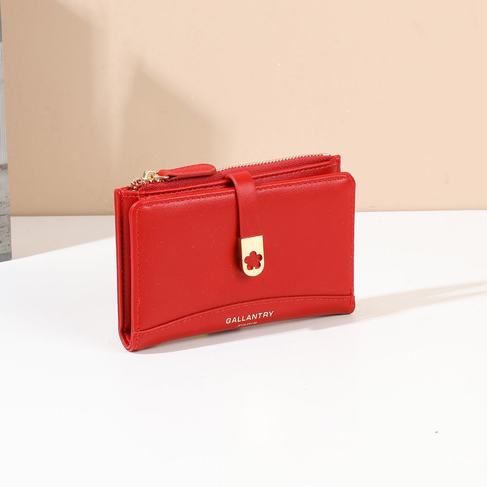 Portefeuille Ruby rouge au fermoir fleur doré dans un décor d’ambiance – visuel d’ambiance créé avec l’IA – Gallantry Paris