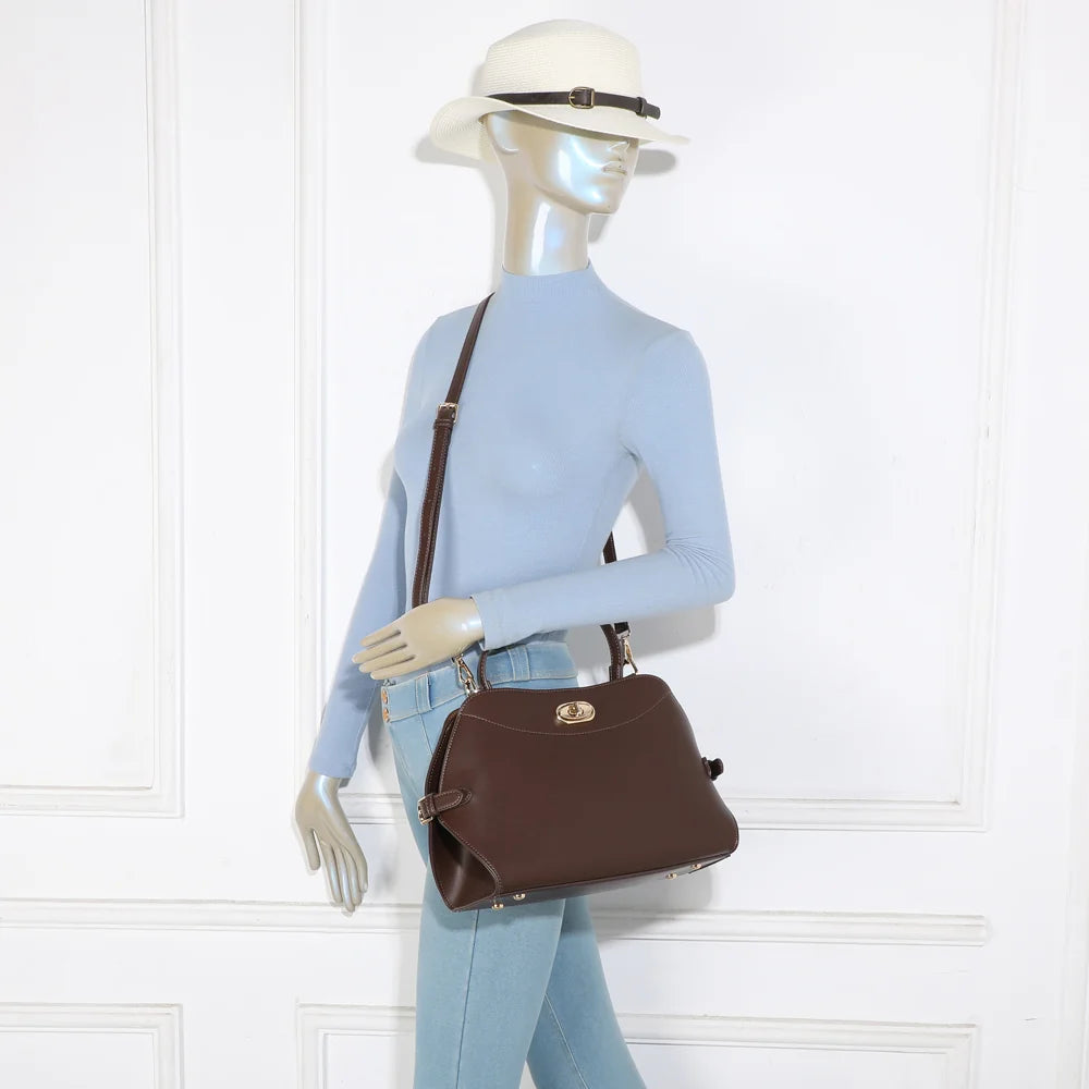 Sac à main Salomé café porté par une femme, à la main ou en bandoulière réglable – réf. KC-23004