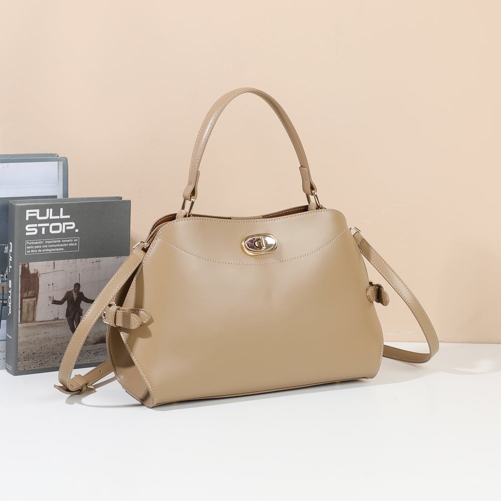 Sac à main Salomé khaki mis en scène dans un décor – visuel d’ambiance créé avec l’IA – Gallantry Paris