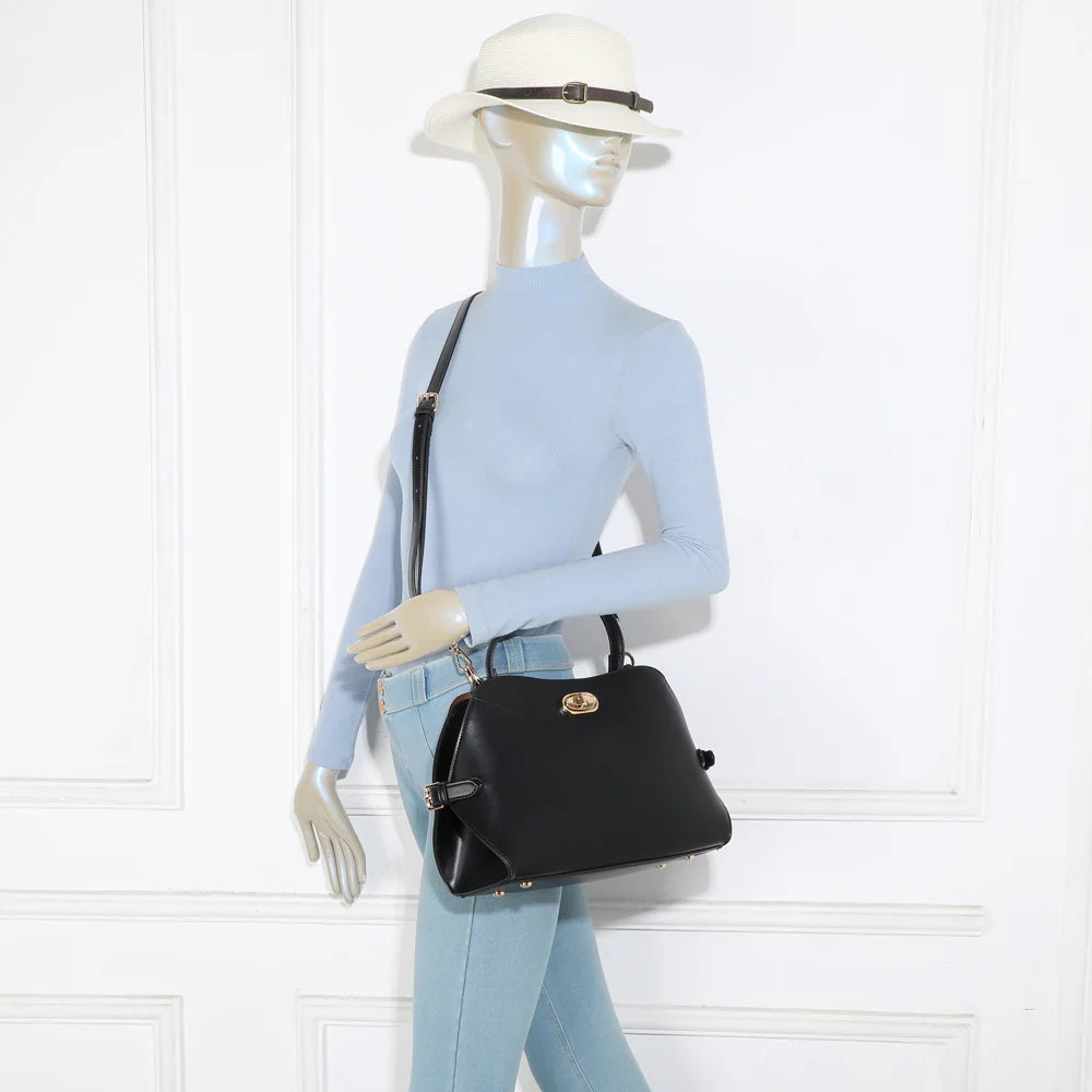 Sac à main Salomé noir porté par une femme, à la main ou en bandoulière réglable – réf. KC-23004