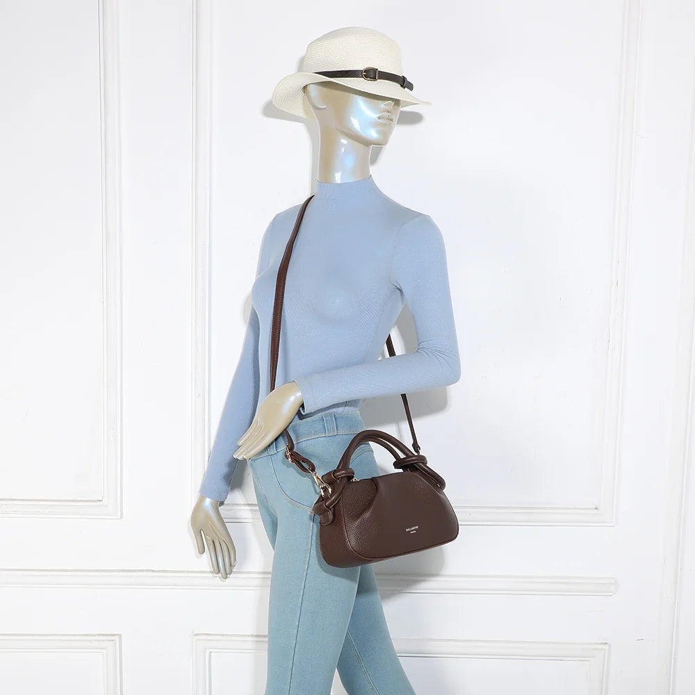 Sac Sélya café porté par une femme, à la main par sa poignée nouée ou avec la bandoulière – réf. R-2043