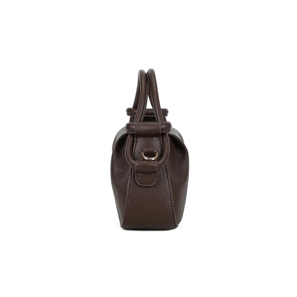 Profil du Sélya café : format compact de 9 cm de profondeur et attache dorée de la bandoulière – réf. R-2043
